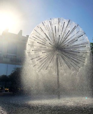 Karahindiba biçiminde güzel, sıradışı bir çeşme.