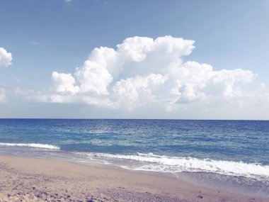 Doğanın güzel manzarası yumuşak bulutlar ve deniz