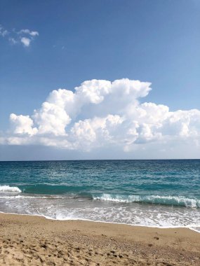 Doğanın güzel manzarası yumuşak bulutlar ve deniz