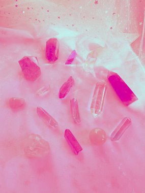 Pembe arka plan. İyileştirici mineraller, taşlar, kristaller. Sihir ve temizlik pratiği üzerine. Kristal Ayin, Büyücülük