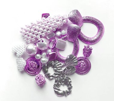 Modern aksesuarlar. Altın, gümüş ve incilerden yapılmış bir takım değerli mücevherler. Moda fotoğrafları.