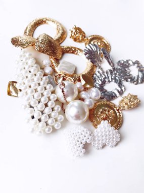 Aksesuar geçmişi. Altından, gümüşten ve incilerden yapılmış güzel mücevherler. Moda fotoğrafları.