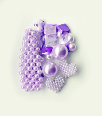 Modern aksesuarlar. Altın, gümüş ve incilerden yapılmış bir takım değerli mücevherler. Moda fotoğrafları.