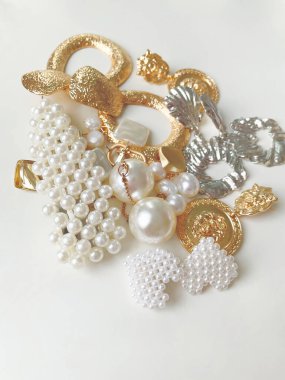 Aksesuar geçmişi. Altından, gümüşten ve incilerden yapılmış güzel mücevherler. Moda fotoğrafları..