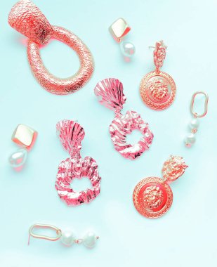 Modern aksesuarlar. Altın, gümüş ve incilerden yapılmış bir takım değerli mücevherler. Moda fotoğrafları.