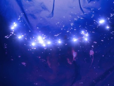 soyut mavi arkaplan sıçrama ve ışık ışınları