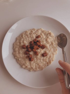 Sağlıklı kahvaltı tabağı. Meyveli yulaf ezmesi. yemek fotoğrafı