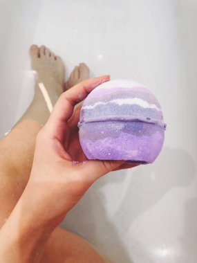  Kız banyo bombasıyla banyo yapacak.