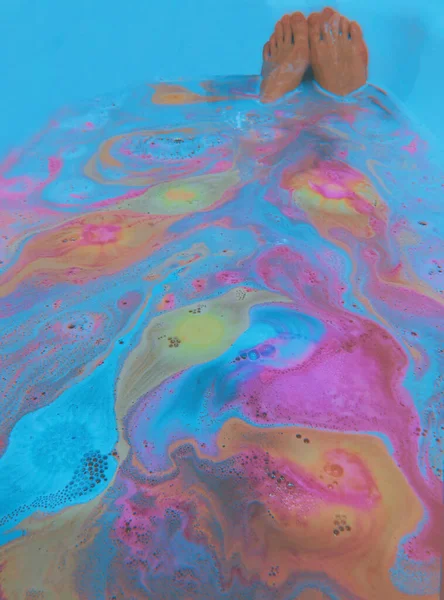 Donna Bagno Bella Acqua Colorata Con Una Bomba Bagno Colori — Foto Stock