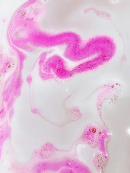 Belo Traço Rosa Branco Água Forma Coração Uma Bomba Banho — Fotografia de Stock