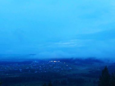 Güzel mavi puslu manzara. Bulanık resim