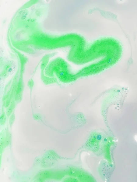 Gyönyörű Fehér Zöld Nyom Vízen Szív Formájában Egy Fürdőbombából — Stock Fotó