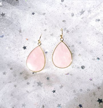 Güzel gül kuvars küpeleri. Doğal aksesuarlar