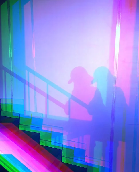 Abstract Kleurenbeeld Het Silhouet Van Een Man Met Een Pet — Stockfoto