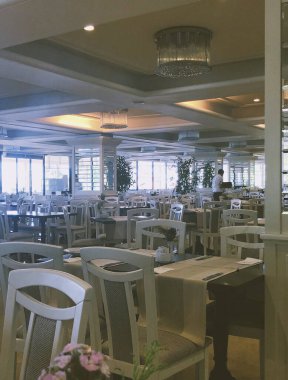 Geniş, güzel bir restoran, açılmaya hazır.