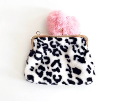Pofuduk kalp şeklinde dekorasyonu olan şık bir leopar çantası. Minimalist stil. Gençlik tarzı. Parlak moda renkler