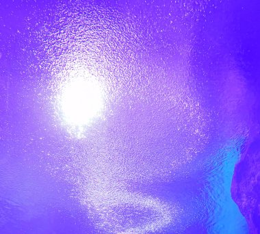 Soyut arkaplan, suyun altında beyaz ışık