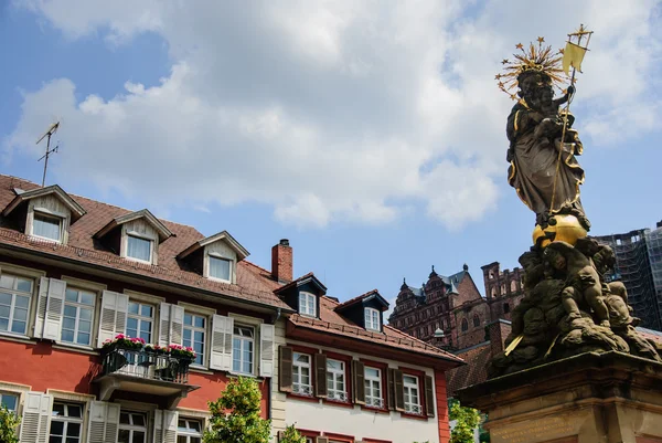 La estatua de oro de Santa María en el casco antiguo de Heidelberg, Alemania — Foto de Stock