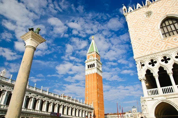 Biblioteca Marciana ve St Mark's campanile adlı San Marco Meydanı, Venedik, İtalya