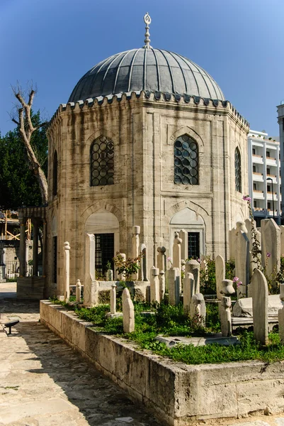 Cementerio musulmán por la mezquita de Sehzade, Estambul, Turquía — Foto de Stock