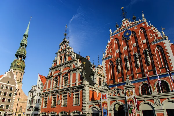 Dům Melngalvju nams a svatého Petra je kostel, Riga, Lotyšsko — Stock fotografie