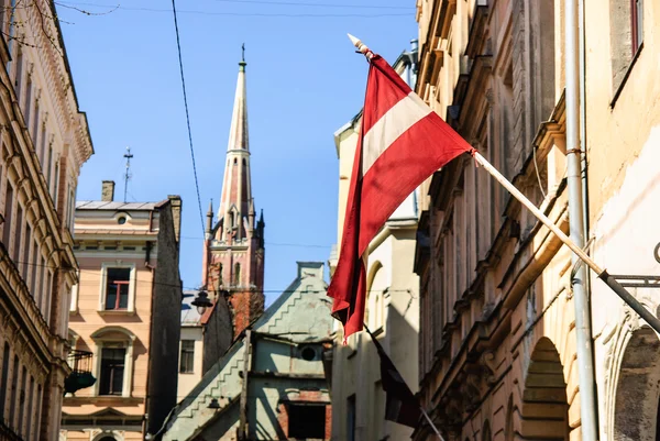 Riga old town with Latvian flag, Riga, Latvia — Stock Photo, Image