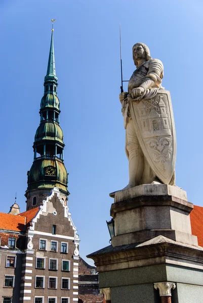 Rolandova socha a kostel svatého Petra, Riga, Lotyšsko — Stock fotografie