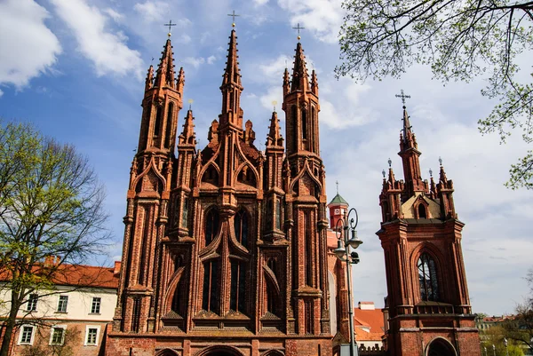 Kościół St. Anne w przód z hotelu campanile, Wilno, Litwa — Zdjęcie stockowe