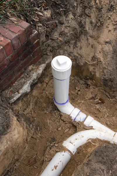 Nouvelle ligne de tuyaux d'égout en PVC installée dans la tranchée — Photo