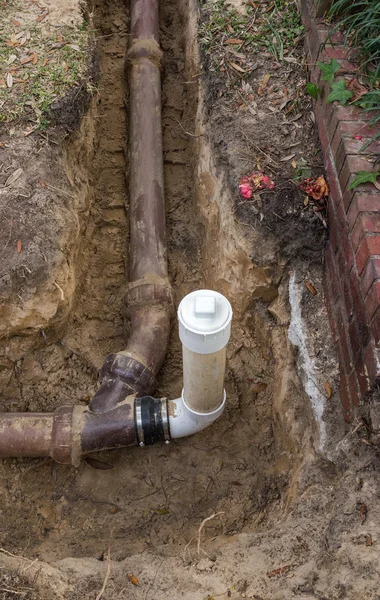 Línea de alcantarillado de PVC limpia instalada en la alcantarilla de cerámica antigua —  Fotos de Stock