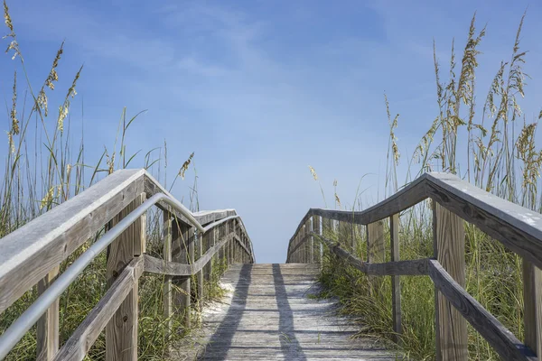 Boardwalk drewniana ścieżka do letniej zabawy — Zdjęcie stockowe