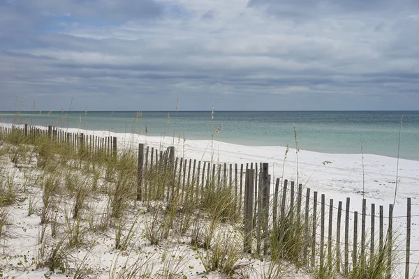 Dia nublado em Pretty Florida Beach com cerca de areia — Fotografia de Stock