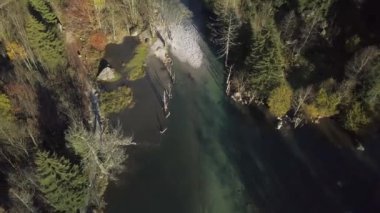 Küçük göl ve çok renkli orman, sonbahar mevsiminde Val di Mello, Val Masino, İtalya - Lombardiya