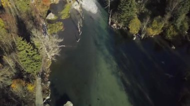 Küçük göl ve çok renkli orman, sonbahar mevsiminde Val di Mello, Val Masino, İtalya - Lombardiya
