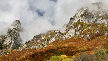 Val di Mello 'daki Dağ Gölü' nde şelale, Val Masino, İtalya - Lombardiya