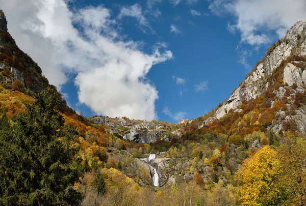 イタリアのヴァル メロの山の湖の滝 ロンバルディ — ストック写真