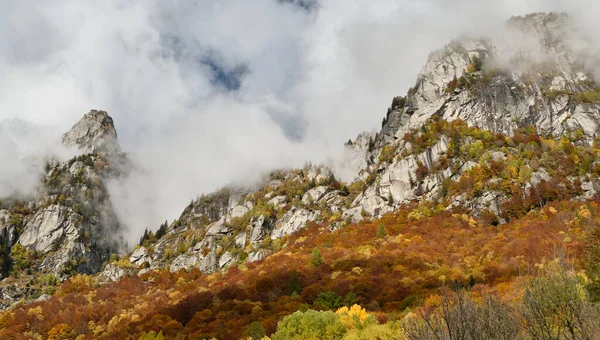 イタリアのヴァル メロの山の湖の滝 ロンバルディ — ストック写真