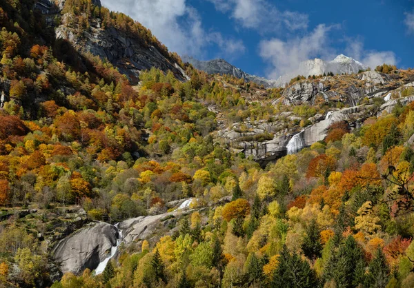 イタリアのヴァル メロの山の湖の滝 ロンバルディ — ストック写真