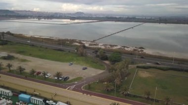 Seascape Hava Çekimi (Poetto) ve Salinas (Poetto) plajı ve spor, fitness heath aktivitesi yapan insanlar