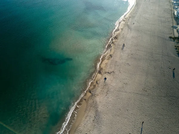 Tiro Aéreo Uma Praia Durante Pôr Sol Com Alguns Povos — Fotografia de Stock