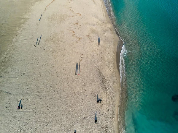 Аэрофотоснимок Пляжа Поэтто Кальяри Закате Прогуливающимися Людьми — стоковое фото