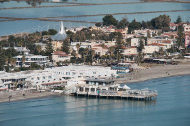 Mart 2021 - Poetto sahilinin havadan manzaralı binaları - Cagliari - Sardunya - İtalya