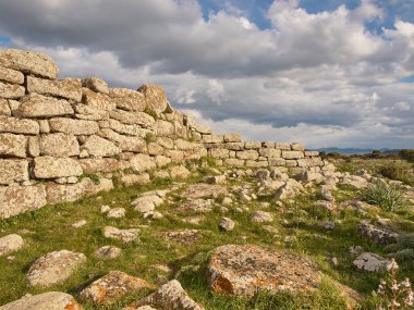 Somu de Sorcu Siddi 'nin Dev Mezarı, Sardunya - İtalya - Nuragic mezarlığının arkeolojik kalıntıları