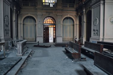 terk edilmiş kilise. Eski binanın iç mimarisi.