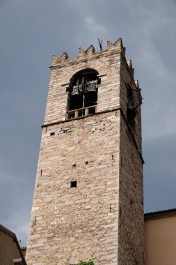 Kilisedeki eski çan kulesi (Breno - Brescia) Lombardy - İtalya