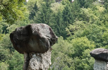 Aynı zamanda peri bacaları, toprak piramitleri, haydutlar, bölge kayaları (Tebeşir Piramitleri) (ISEO) Lombardy Gölü İtalya 'daki Zone Piramitleri olarak da bilinir.