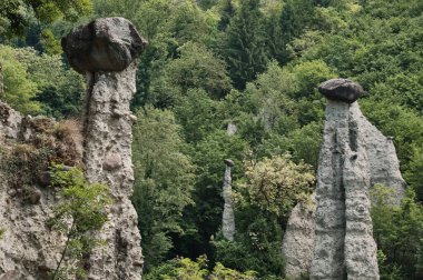 Aynı zamanda peri bacaları, toprak piramitleri, haydutlar, bölge kayaları (Tebeşir Piramitleri) (ISEO) Lombardy Gölü İtalya 'daki Zone Piramitleri olarak da bilinir..
