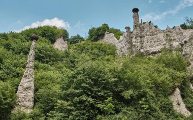 Aynı zamanda peri bacaları, toprak piramitleri, haydutlar, bölge kayaları (Tebeşir Piramitleri) (ISEO) Lombardy Gölü İtalya 'daki Zone Piramitleri olarak da bilinir.