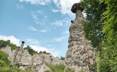 Aynı zamanda peri bacaları, toprak piramitleri, haydutlar, bölge kayaları (Tebeşir Piramitleri) (ISEO) Lombardy Gölü İtalya 'daki Zone Piramitleri olarak da bilinir.
