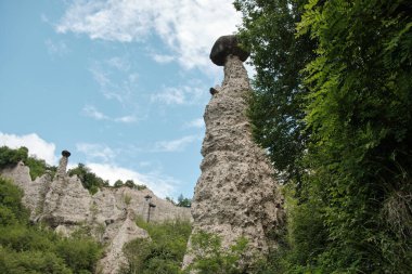 Aynı zamanda peri bacaları, toprak piramitleri, haydutlar, bölge kayaları (Tebeşir Piramitleri) (ISEO) Lombardy Gölü İtalya 'daki Zone Piramitleri olarak da bilinir.